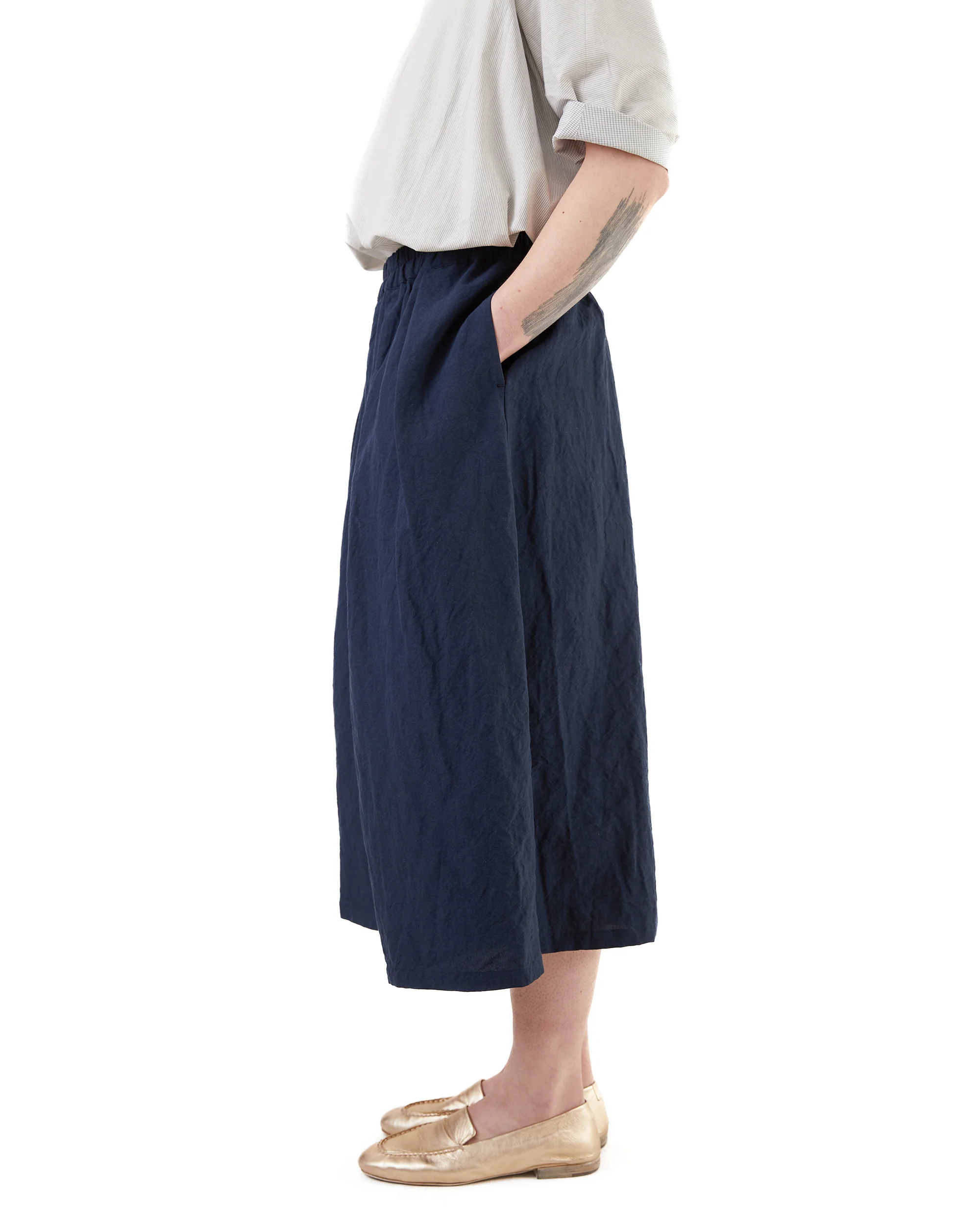 Apuntob Cropped Linen Trousers in Abyss - Image 3