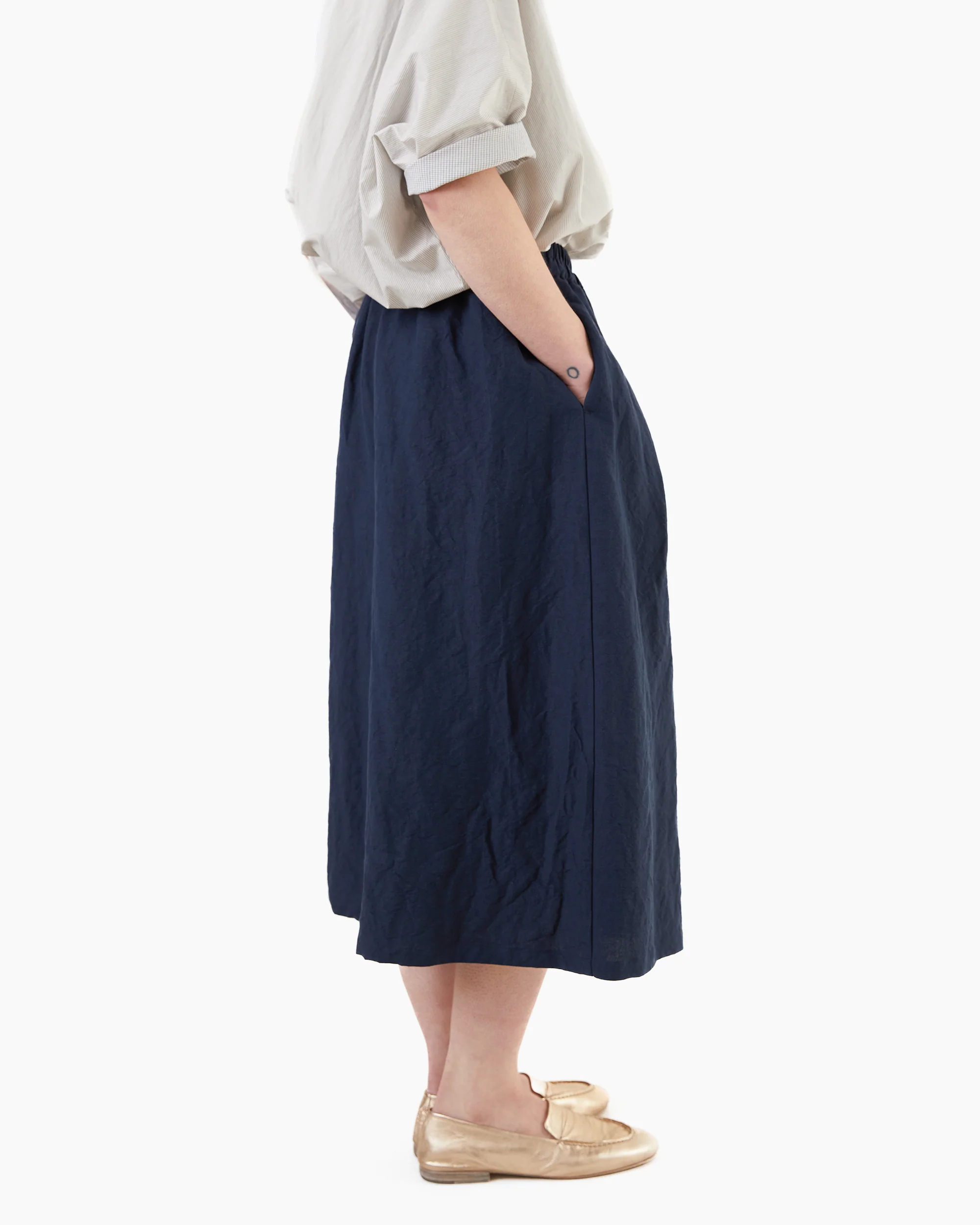 Apuntob Cropped Linen Trousers in Abyss - Image 4