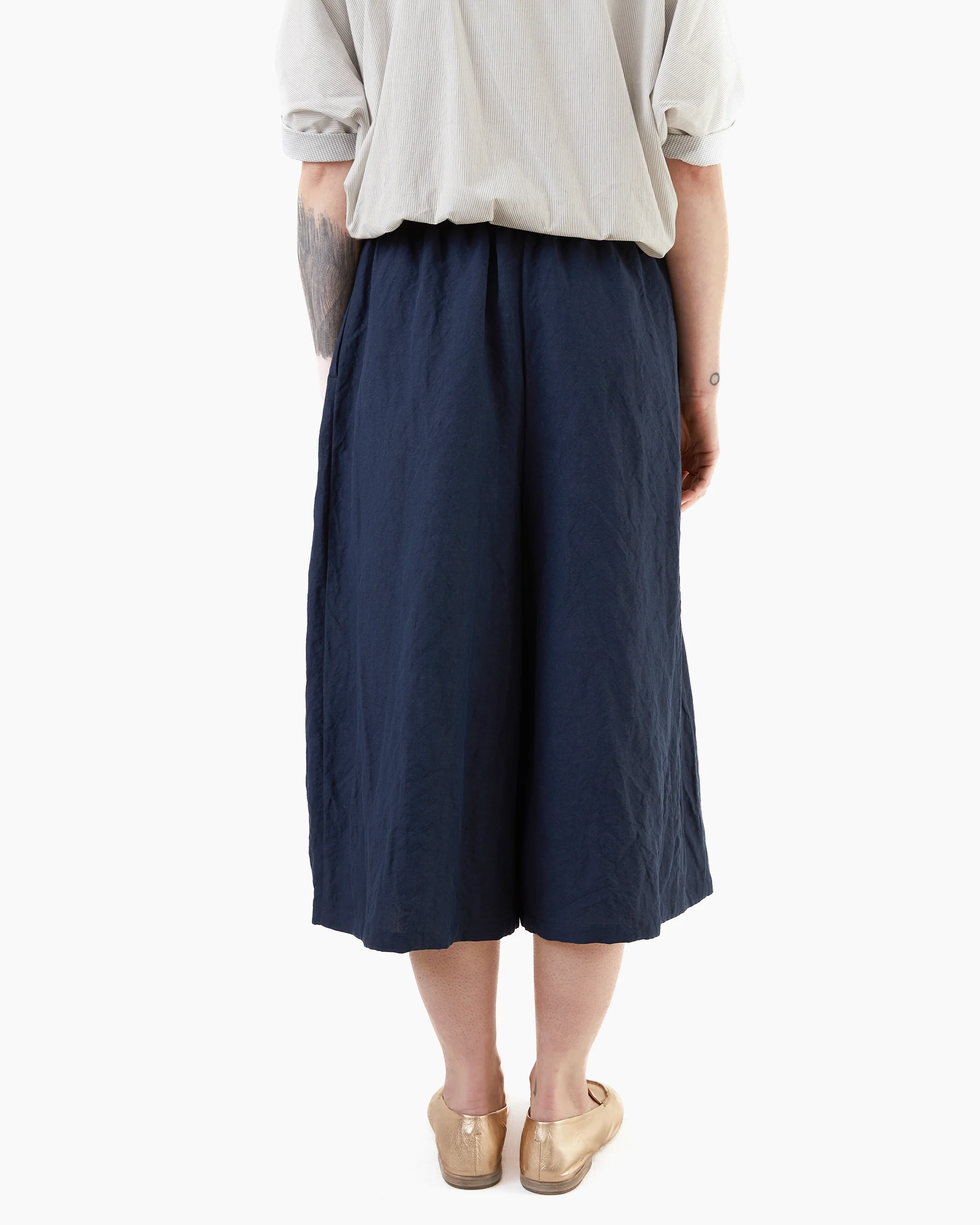Apuntob Cropped Linen Trousers in Abyss - Image 5